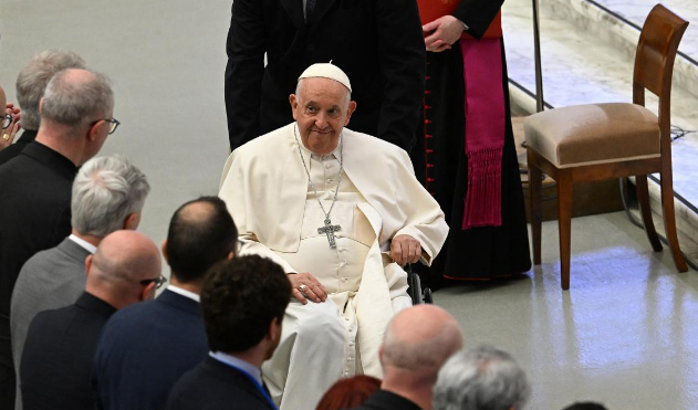 Operan al Papa y quedará internado algunos días